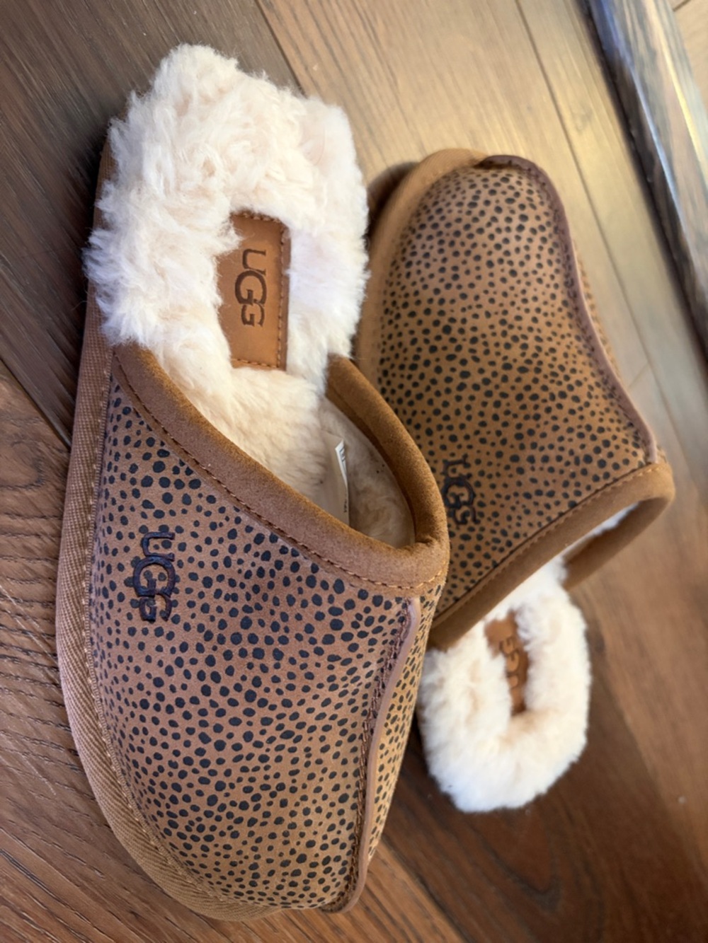 New in box  UGG PEARLE CHEETAH PRINT SUEDE‎ SHEARING LINED SLIPPERS CHESTNUT